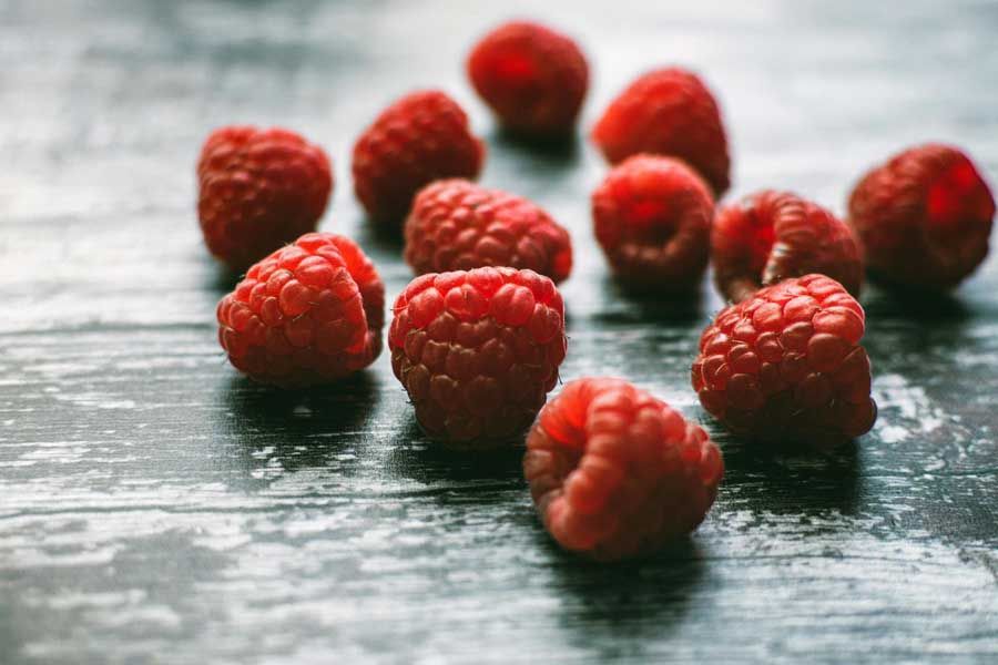 Framboises sur une table