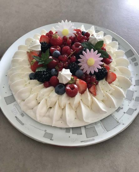 meringue, crème légère et fruits rouges