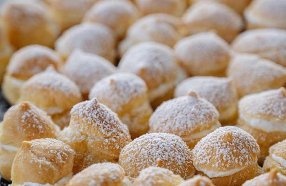 choux à la crème sur un plateau