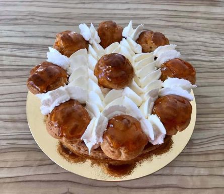 gâteau gourmand avec pâte feuilletée, pâte à choux, crème pâtissière et chantilly